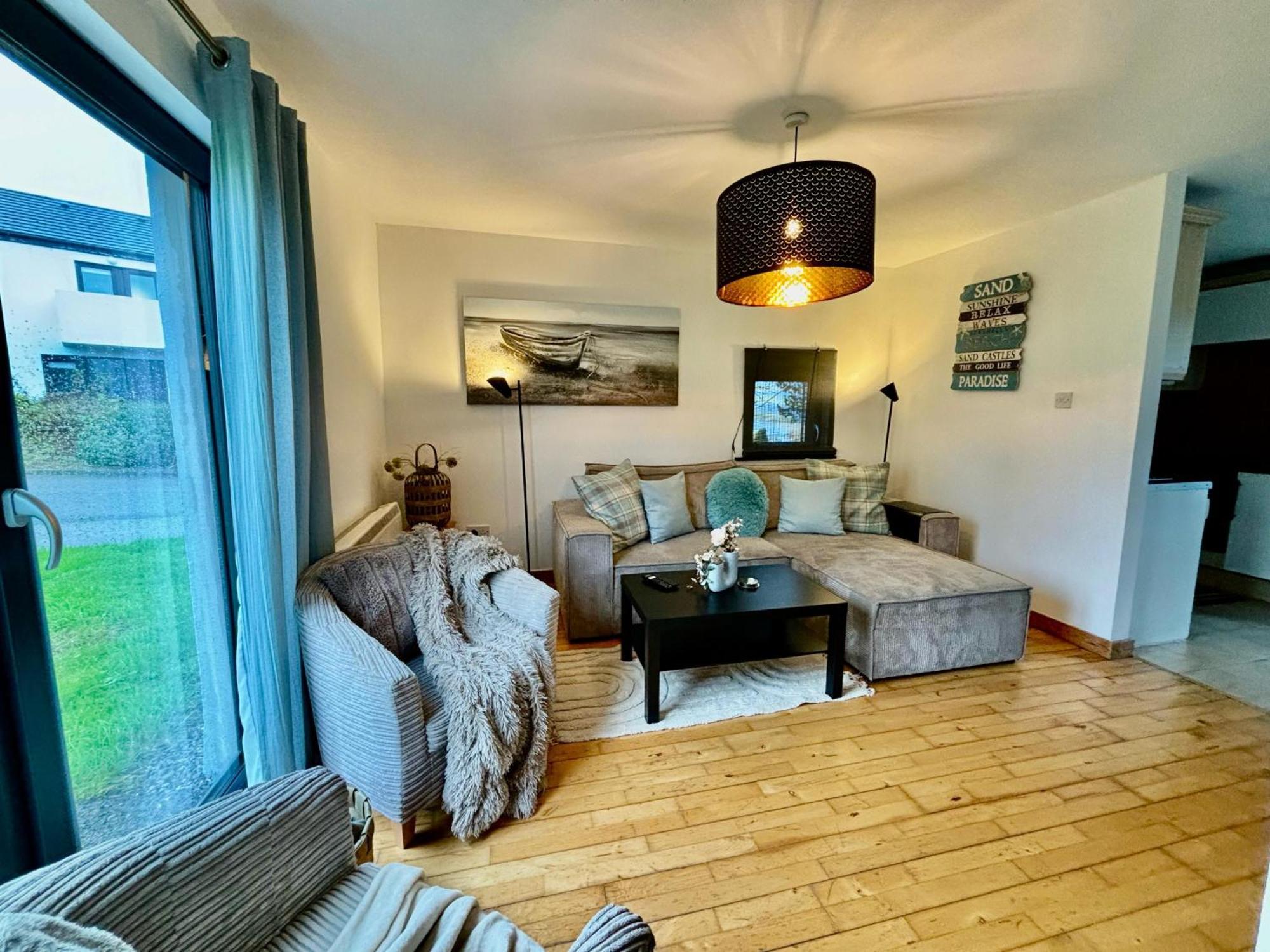 Sea Whispers - My Charming Costal Retreat In Йол Екстер'єр фото